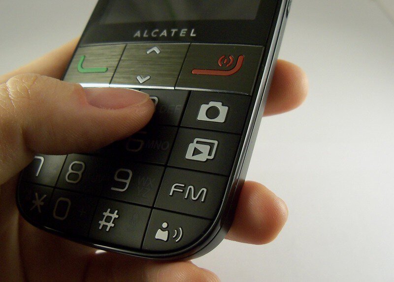 Alcatel, tu mejor aliado en teléfonos de fácil uso